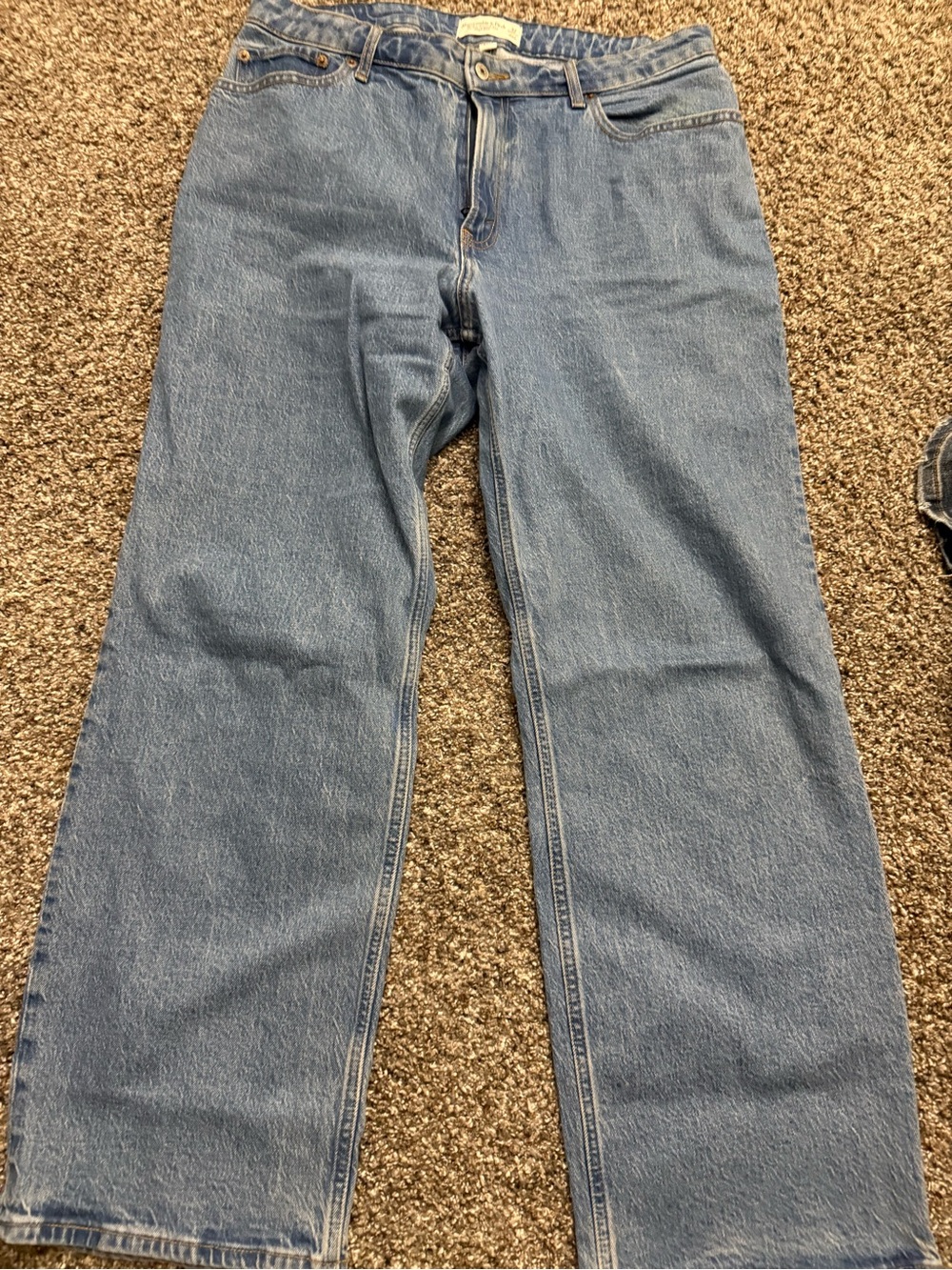 Abercrombie &z Fitch
The 90s Relaxed Jean
High Rise
32
REGULAR